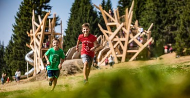 Von der Spiellandschaft Pecka über Janovy Boudy und Aussichtspunkte bis nach Pec