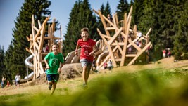 Von der Spiellandschaft Pecka über Janovy Boudy und Aussichtspunkte bis nach Pec