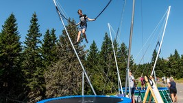 Děti se mohou vyřádit i na bungee trampolínách