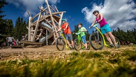 Od Herní krajiny Pecka můžete sjet do Velké Úpy na koloběžce 