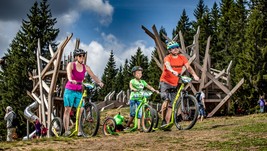 Lanovkou Portášky nahoru, na Herní krajinu a pak na koloběžce dolů do Velké Úpy